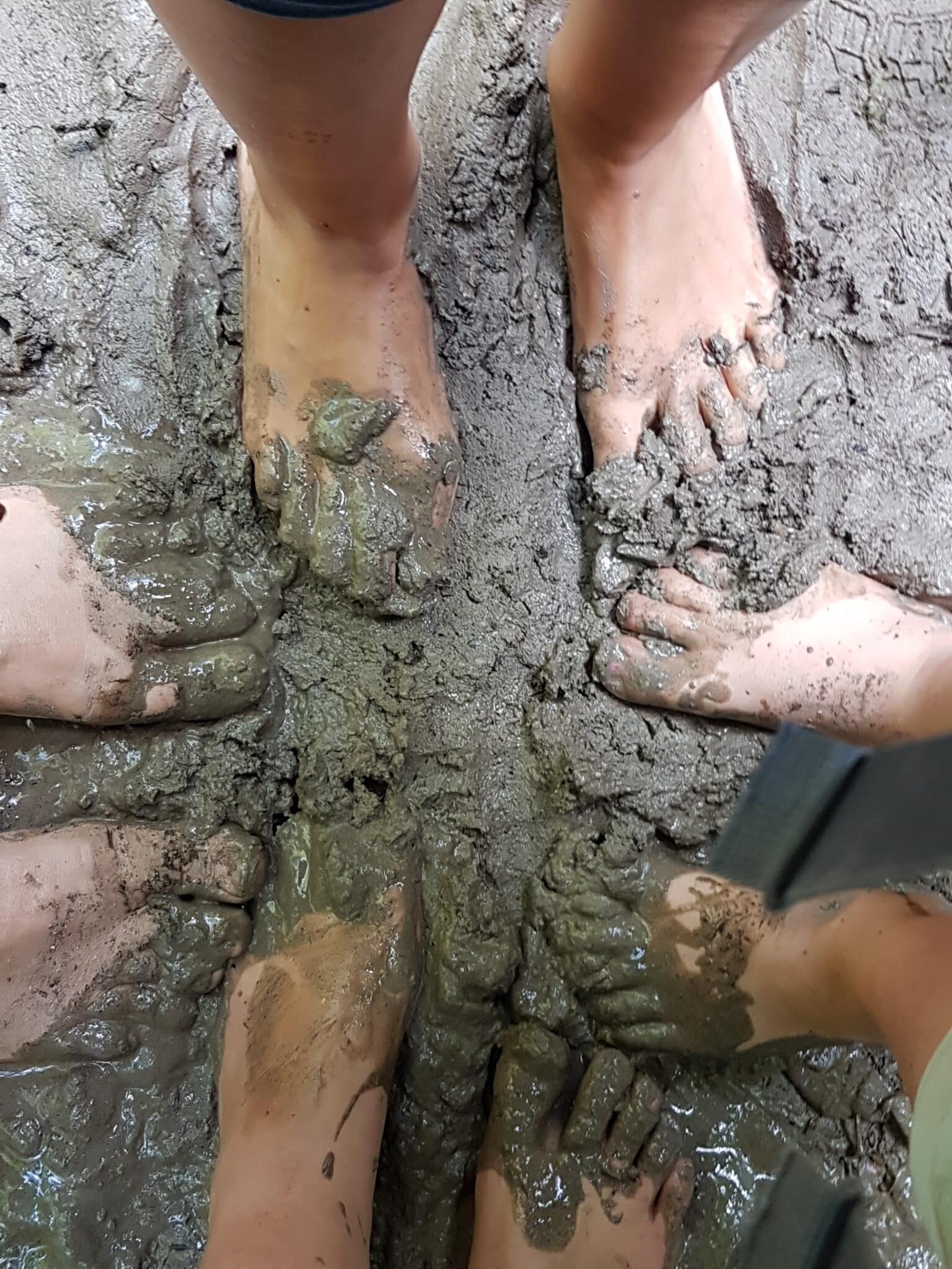 Nackte Füße im Matsch – wieder Boden unter den Füßen