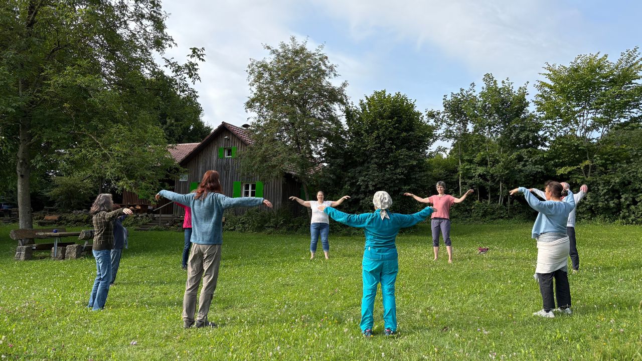 Qigong in der Wiese bei den StrahleMensch-Tagen