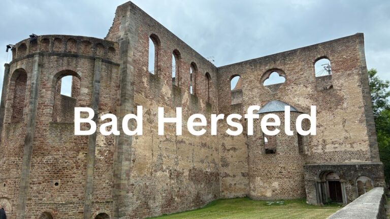 Stiftsruine Bad Hersfeld mit den erhaltenen Mauern und Rundbögen der ehemaligen Stiftskirche