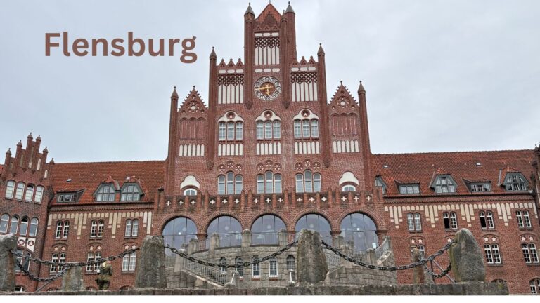 Historisches Backsteingebäude der Marineschule Mürwik in Flensburg