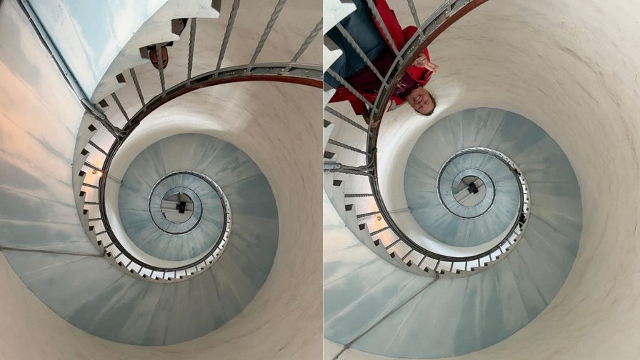 Wendeltreppe im Inneren des Leuchtturms Lyngvig Fyr in Dänemark