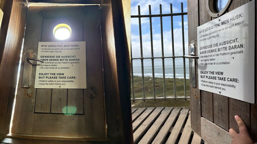 Geöffnete Tür zur Aussichtsplattform des Lyngvig Fyr mit Blick auf Dünen und Nordsee