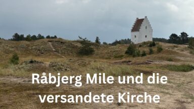 Die versandete Kirche bei Skagen inmitten der Dünenlandschaft nahe Råbjerg Mile in Nordjütland
