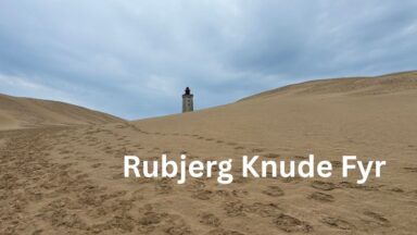 Rubjerg Knude Fyr inmitten der hohen Sanddünen an der dänischen Nordseeküste