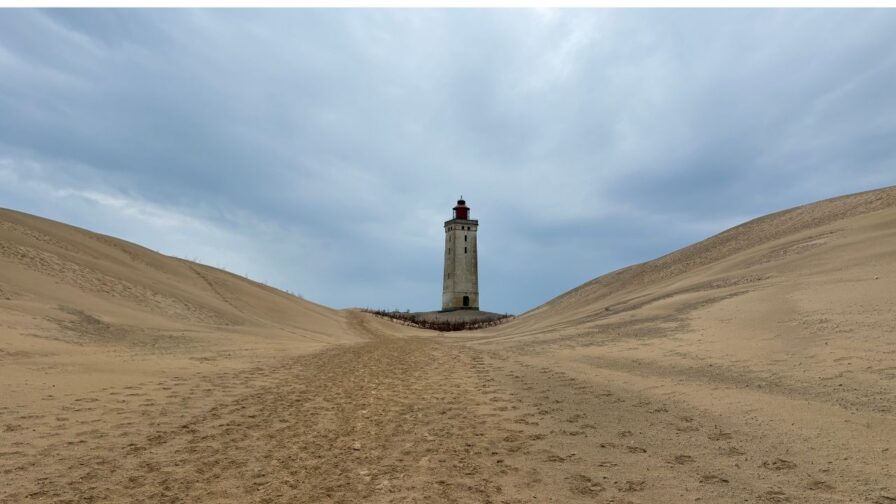 Rubjerg Knude Fyr zwischen den hohen Sanddünen an der dänischen Nordseeküste