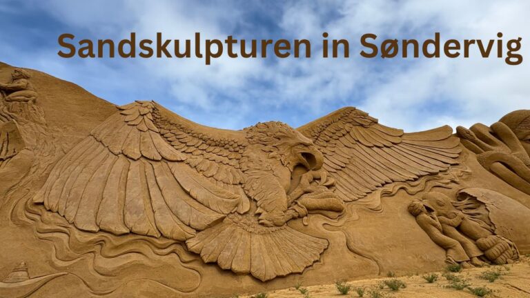 Sandskulptur „Der Fuchs und die Krähe“ beim Sandskulpturenfestival in Søndervig