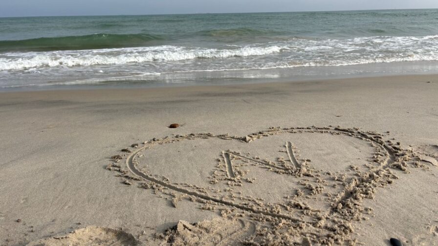 Herz mit „N“ im Sand am Strand von Grenen bei Skagen