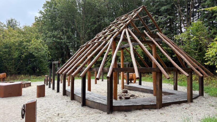 Rekonstruktion eines bronzezeitlichen Hauses aus Holz am Egtved-Mädchen-Museum in Dänemark
