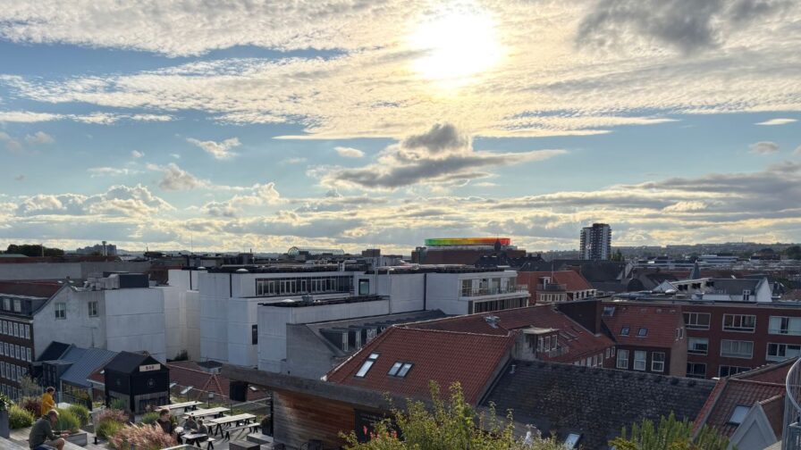Blick über Aarhus mit Your Rainbow Panorama auf dem Dach des ARoS Kunstmuseums