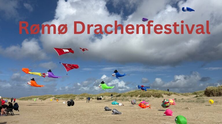Bunte Figuren- und Großdrachen beim Rømø Drachenfestival am Strand von Lakolk in Dänemark
