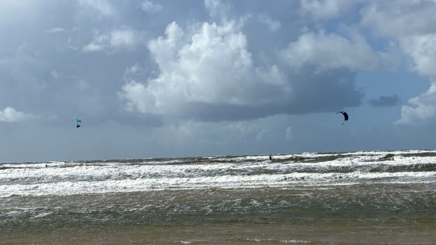 Kitesurfer in den hohen Wellen der Nordsee vor dem Strand von Lakolk auf Rømø
