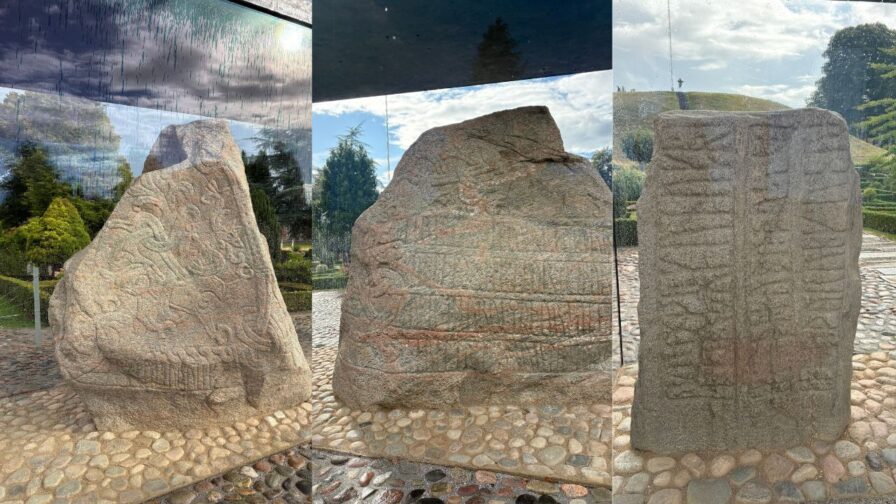 Runensteine von Jelling mit Runeninschriften und der Christusdarstellung auf Harald Blauzahns großem Jellingstein