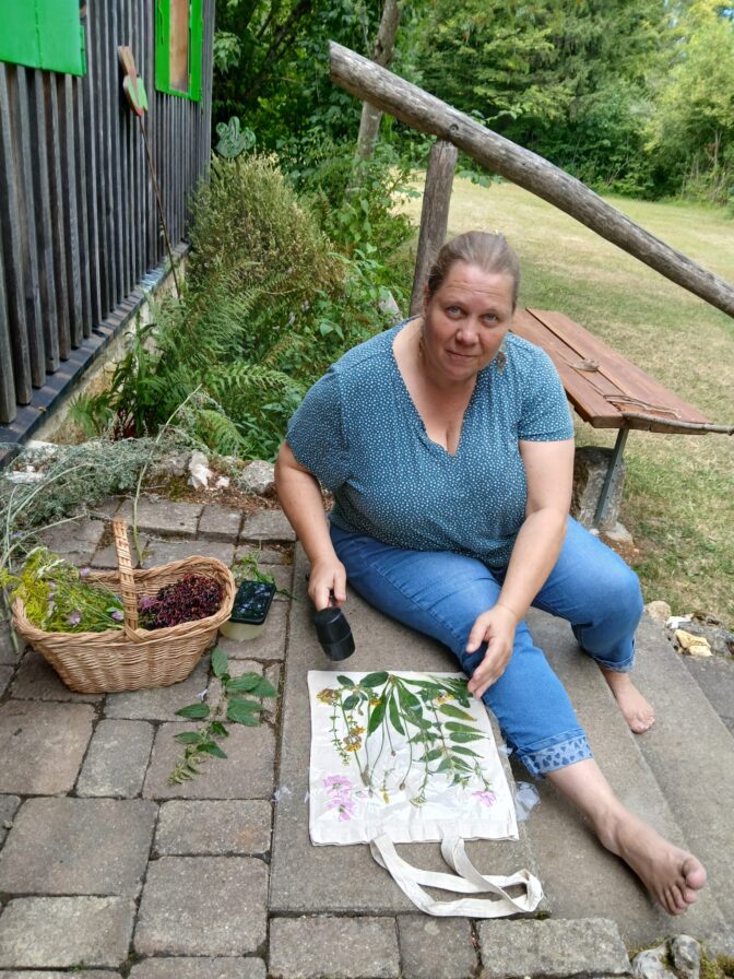 Heike Engel mit einem Korb voller gesammelter Wildpflanzen