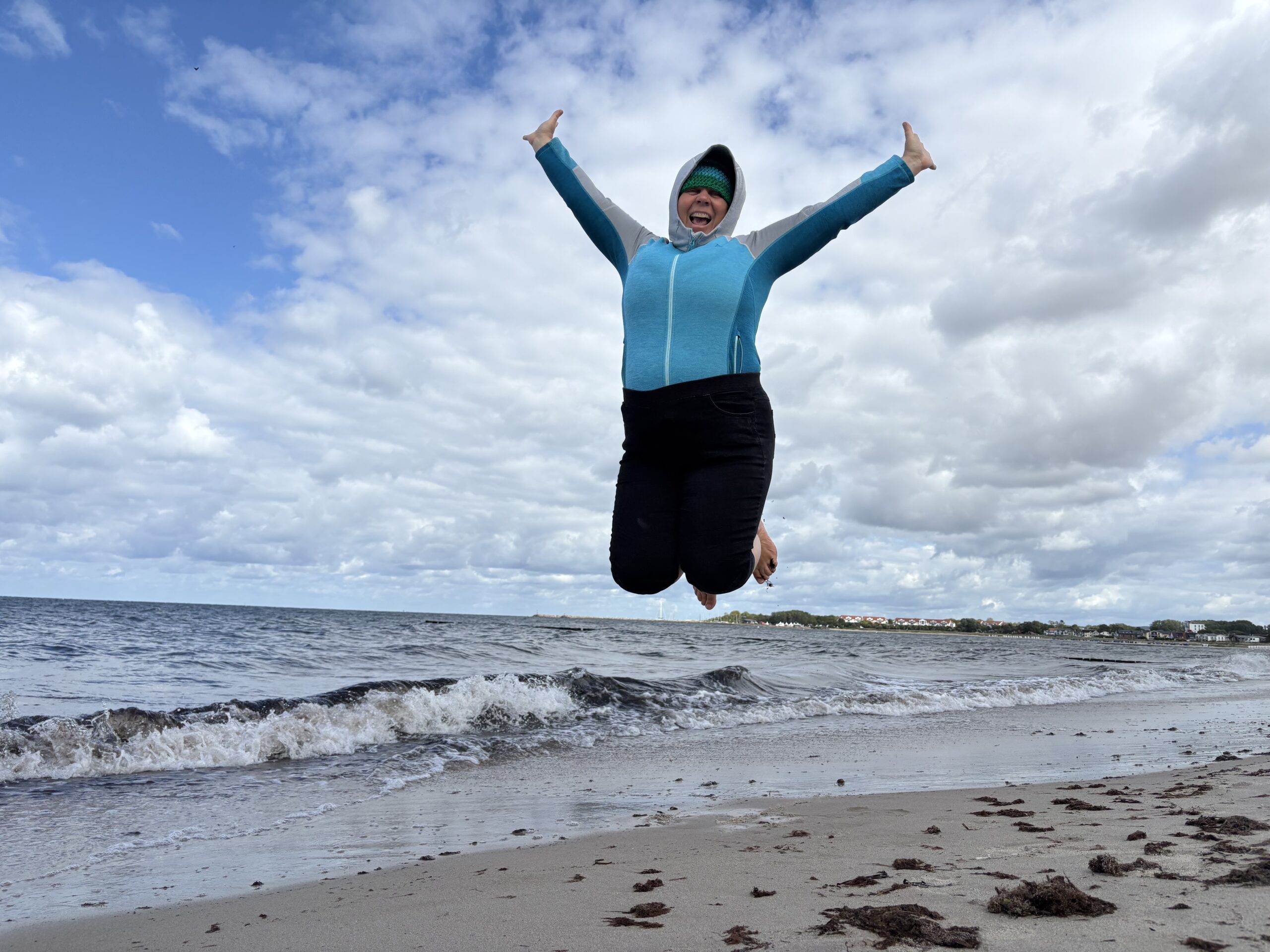 Heike Engel springt vor Freude am Meer