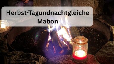 Feuerschale mit brennendem Holz am Abend, daneben ein Windlicht mit roter Kerze, Schriftzug Herbst-Tagundnachtgleiche Mabon