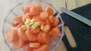 Karotten-Ingwer-Suppe kleinschneiden (c) Heike Engel